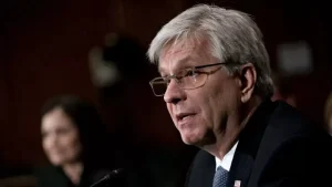 Thành viên Fed Christopher Waller giải thích lý do đổi ý về việc cắt giảm lãi suất缩略图