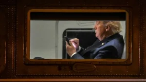 Trump bị kiện vì bán quyền đọc trước bài đăng Truth Social缩略图