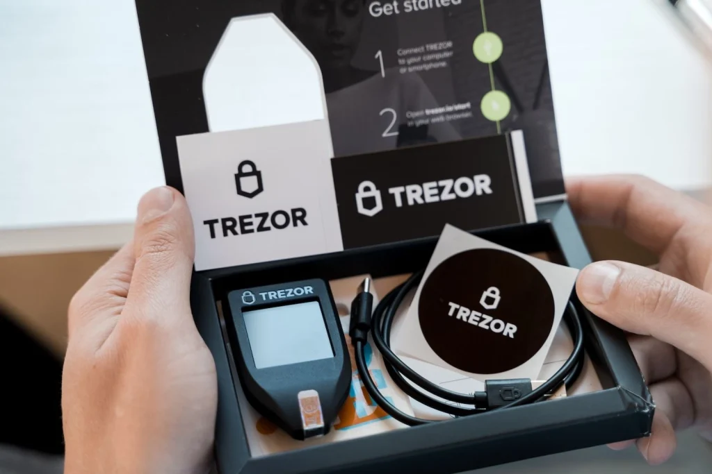 Ví cứng Trezor bị rò rỉ dữ liệu 14.000 khách hàng缩略图