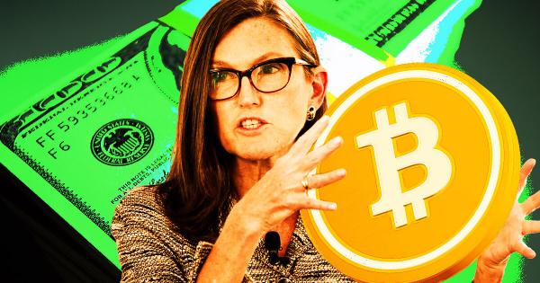 Cathie Wood đánh giá Bitcoin và vàng, hé lộ tín hiệu tích cực cho BTC缩略图